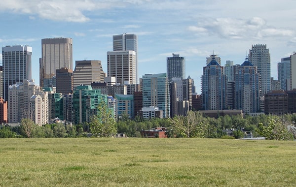 edificios-na-cidade-contra-o-ceu-nublado (1) 1-min