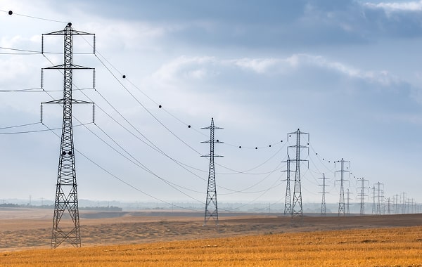 mastoes-de-eletricidade-no-campo-contra-o-ceu (1) 1-min