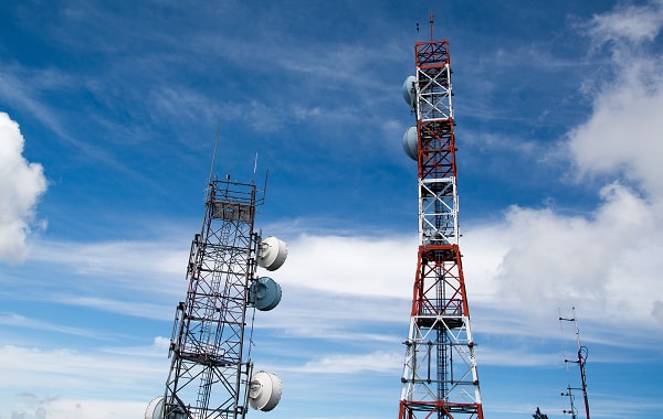 vista-em-baixo-angulo-de-torres-de-repetidores-contra-o-ceu 1-min